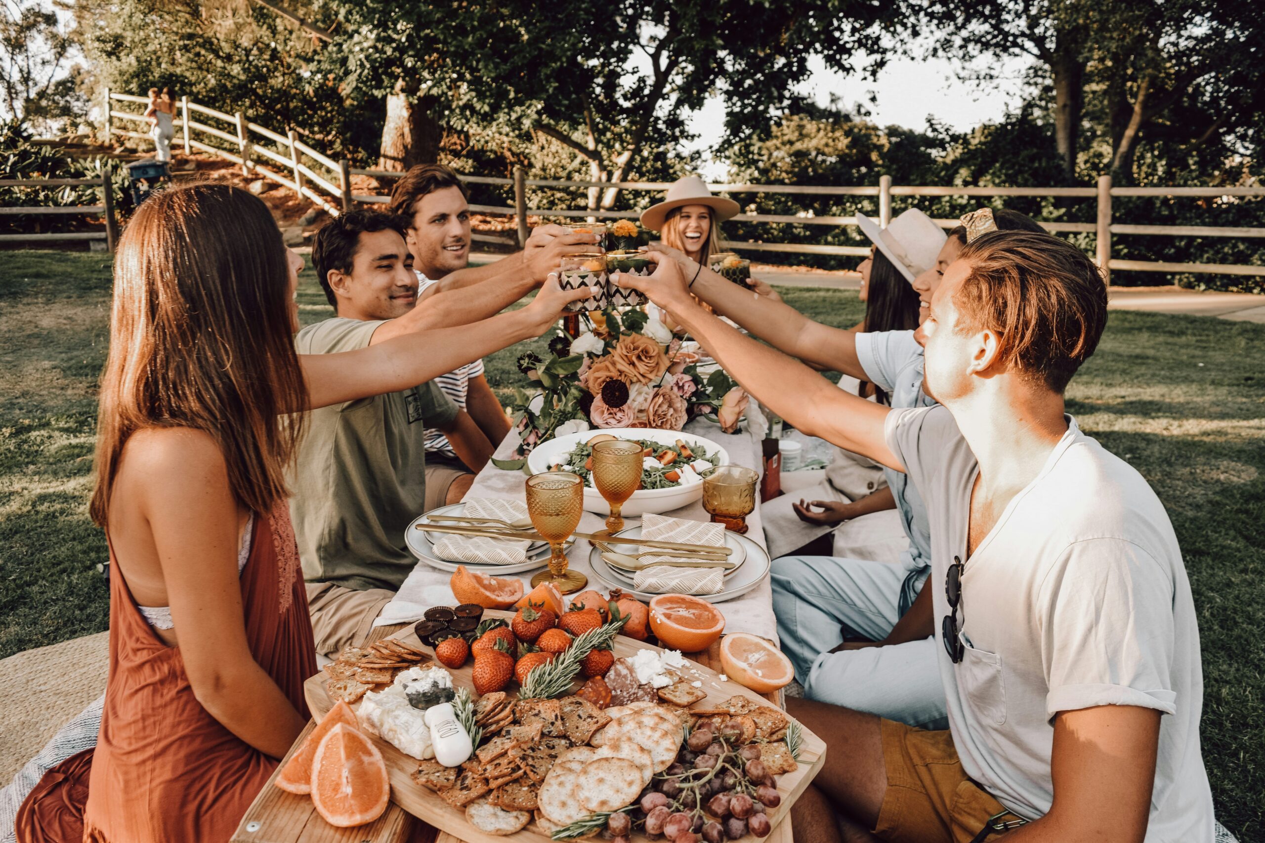 Hamburg neue Leute kennenlernen am Picknicktisch